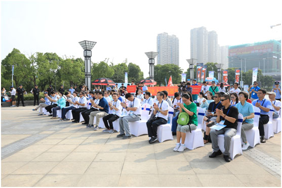 /></p><p>省體育局副局長(zhǎng)顏爭(zhēng)鳴、省體育局群體處副調(diào)研員柳昌貴、市政府副市長(zhǎng)徐美健、副秘書長(zhǎng)馬九根、市體育局局長(zhǎng)周志芳等領(lǐng)導(dǎo)出席了開幕儀式。開幕儀式上，市體育局副局長(zhǎng)陶勇杰介紹了活動(dòng)的基本情況。本次運(yùn)動(dòng)會(huì)設(shè)賽艇、皮劃艇、海模、水機(jī)、摩托艇特技、水上飛人、獨(dú)木舟、漿板瑜伽、動(dòng)力傘等13個(gè)表演項(xiàng)目和龍舟競(jìng)速、龍舟拔河、皮劃艇競(jìng)速、菱船接力4個(gè)比賽項(xiàng)目。項(xiàng)目設(shè)置基本涵蓋目前我市所有的水上運(yùn)動(dòng)項(xiàng)目，既有帆船、帆板等時(shí)尚運(yùn)動(dòng)，又有省非物質(zhì)文化遺產(chǎn)船拳、龍舟、劃菱船等我市傳統(tǒng)體育文化展示。</p><p> </p><p style=