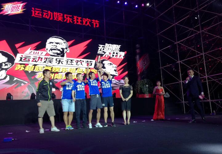 /></p><p>　　傍晚19：00活動啟動儀式正式開始，過后的舞臺區(qū)表演互動節(jié)目將整個活動區(qū)帶入了&ldquo;體育娛樂狂歡&rdquo;的氛圍。人氣美少女天團(tuán)SNH48驚艷開場，曼聯(lián)傳奇球星西爾維斯特攜聯(lián)賽冠軍杯首次亮相，CBA小前鋒李根現(xiàn)場展示精湛球技，維密走秀、動感DJ、絢麗燈光秀、爵士樂隊演出等節(jié)目激情助陣！</p><p style=