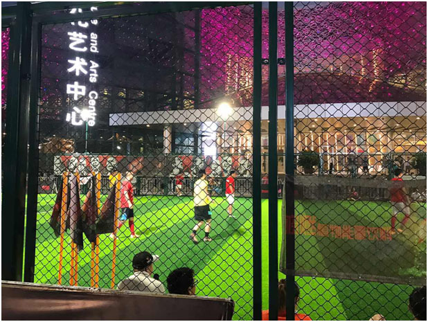 /></p><p>　　市體育局副局長、市體育總會副主席陳艷青女士親臨現(xiàn)場，并給蘇超五人制足球聯(lián)賽的冠軍頒發(fā)冠軍獎杯。市教育局、校園足球辦公室、市體育總會、市海外交流協(xié)會、市足球協(xié)會、工業(yè)園區(qū)宣傳部等單位代表共同出席啟動儀式。</p><p style=