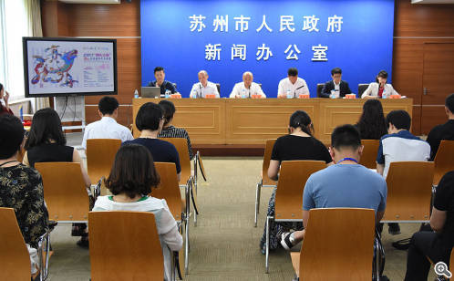 /></p><p>現(xiàn)場(chǎng)，賽事承辦方就本屆賽事的活動(dòng)亮點(diǎn)、獎(jiǎng)項(xiàng)設(shè)置、宣傳互動(dòng)以及安全保障等相關(guān)情況做了詳細(xì)介紹。今年，金雞湖龍舟賽再次被列入&ldquo;同樂江蘇&rdquo;系列活動(dòng)，并舉行&ldquo;同樂江蘇&rdquo;啟動(dòng)儀式。省委宣傳部、省政府新聞辦作為賽事指導(dǎo)單位，對(duì)賽事給予了大力支持，并邀請(qǐng)?jiān)诮K生活的外籍人士組隊(duì)參賽，提升賽事整體高度，擴(kuò)大品牌影響力及號(hào)召力。較之于往屆，今年賽事的參賽隊(duì)伍來源更加豐富，既有以意大利威尼斯為代表的蘇州友好城市隊(duì)，也有來自江蘇省內(nèi)南京、常州等地的隊(duì)伍。金雞湖端午龍舟賽以傳承中華民族傳統(tǒng)文化為核心，通過體育賽事全民參與的形式，傳承中國傳統(tǒng)文化，促進(jìn)國際文化間的交流與發(fā)展。</p><p style=