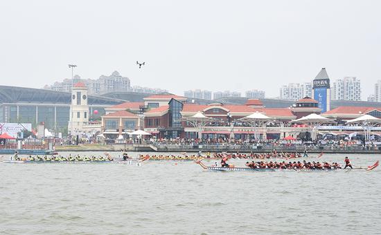 /></p><p>經(jīng)過預(yù)賽和決賽的兩輪角逐，國(guó)際教育園男子龍舟隊(duì)摘得&ldquo;12人龍舟300米直道競(jìng)速&rdquo;男子組桂冠，女子組則是威尼斯大學(xué)聯(lián)隊(duì)奪冠，22人龍舟300米直道競(jìng)速公開組冠軍由外包學(xué)院龍舟隊(duì)獲得。除最受矚目的冠亞季軍隊(duì)伍外，本屆龍舟賽還評(píng)選出了優(yōu)秀組織獎(jiǎng)、最佳團(tuán)隊(duì)協(xié)作獎(jiǎng)、最佳團(tuán)隊(duì)拼搏獎(jiǎng)等多個(gè)團(tuán)隊(duì)優(yōu)秀獎(jiǎng)項(xiàng)。</p><p style=