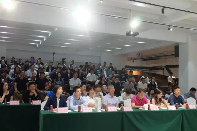 /></p><p>隨著前期大量籌備工作已經(jīng)完成，賽事開幕在即，為保障賽事及活動(dòng)圓滿完成，本次領(lǐng)隊(duì)會(huì)議像大家重點(diǎn)宣導(dǎo)競(jìng)賽規(guī)程，通報(bào)培訓(xùn)情況、給予備賽建議，講解檢錄換裝登舟和救生方案，通報(bào)儀式環(huán)節(jié)和互動(dòng)活動(dòng)的細(xì)化方案并通過抽簽進(jìn)行競(jìng)賽順序。</p><p style=